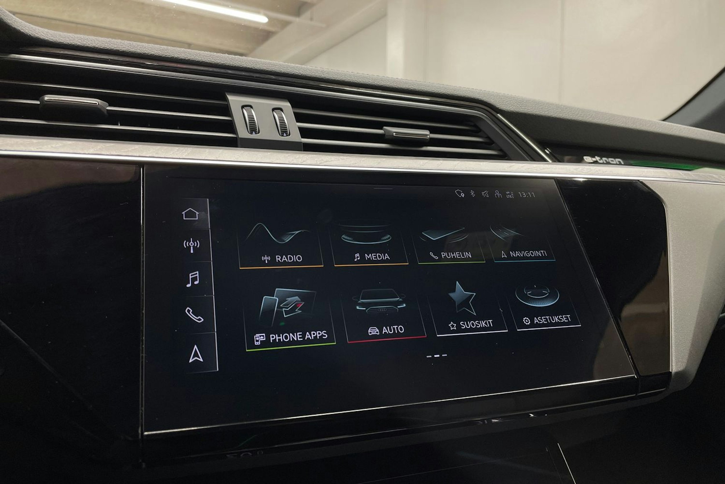 punainen Audi e-tron 2022 kuva 15.