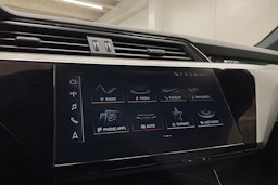 punainen Audi e-tron 2022 kuva 15.