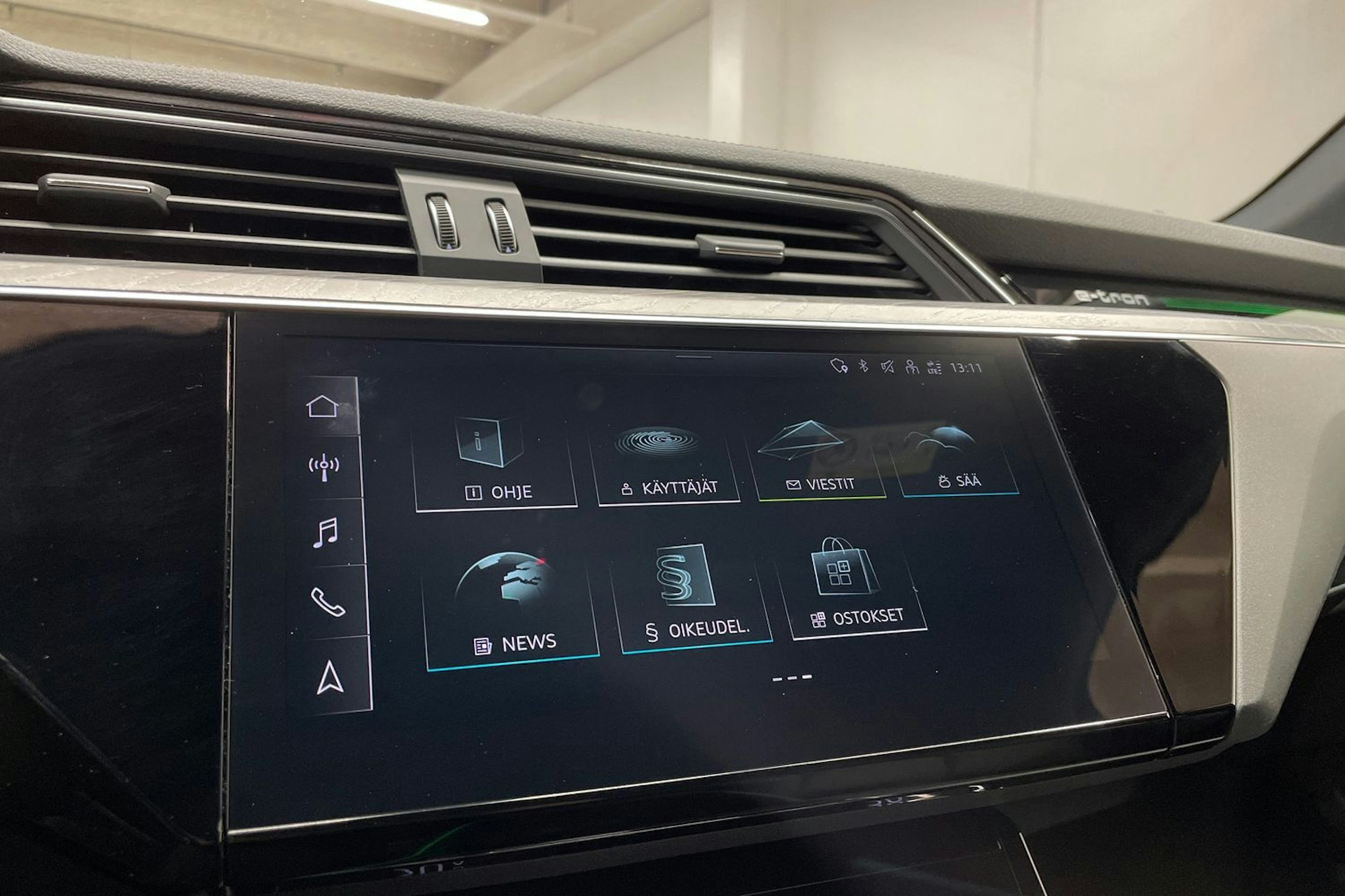 punainen Audi e-tron 2022 kuva 16.