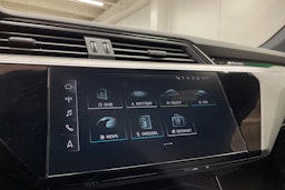 punainen Audi e-tron 2022 kuva 16.