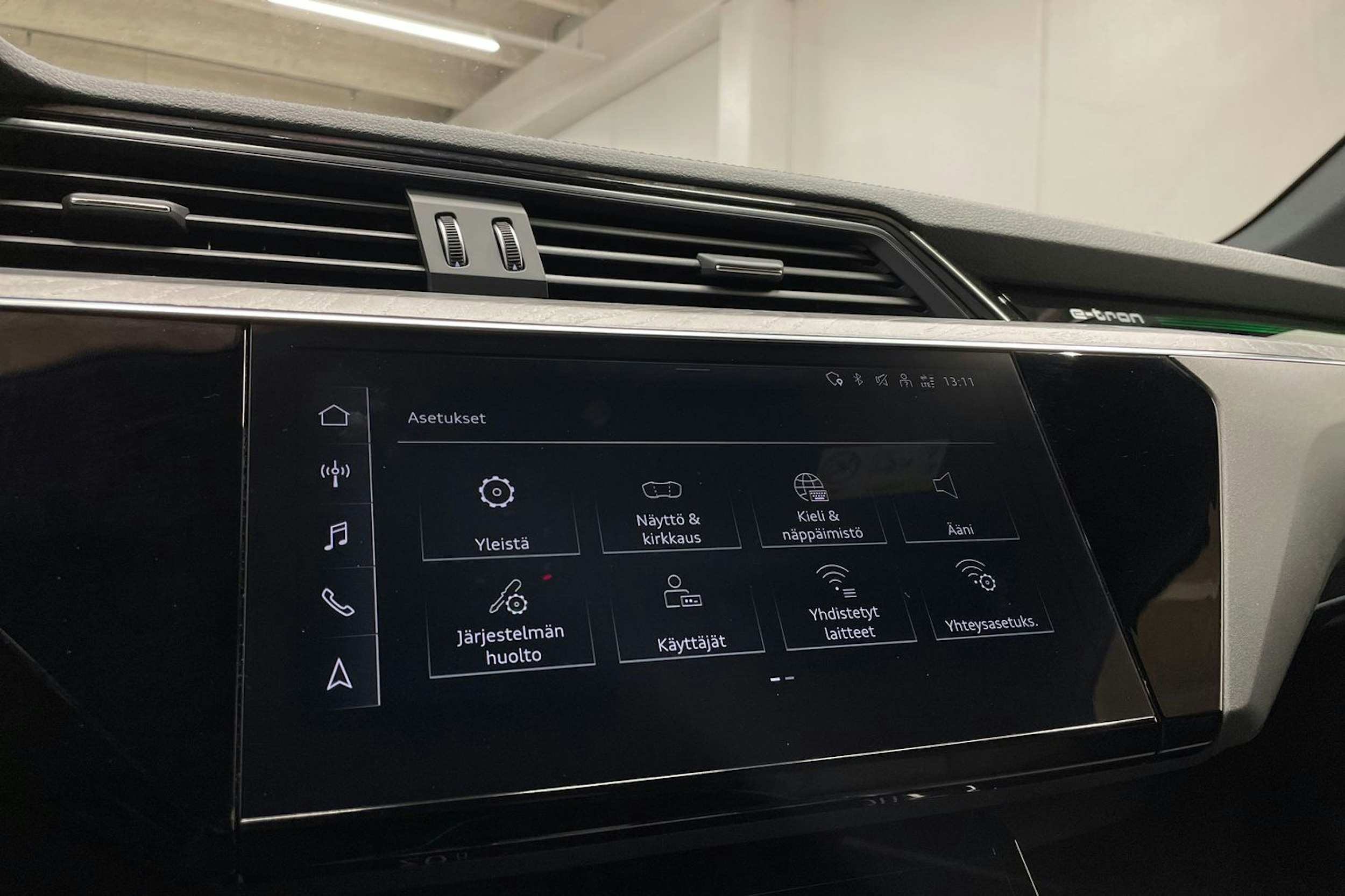 punainen Audi e-tron 2022 kuva 17.