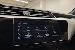 punainen Audi e-tron 2022 kuva 17.