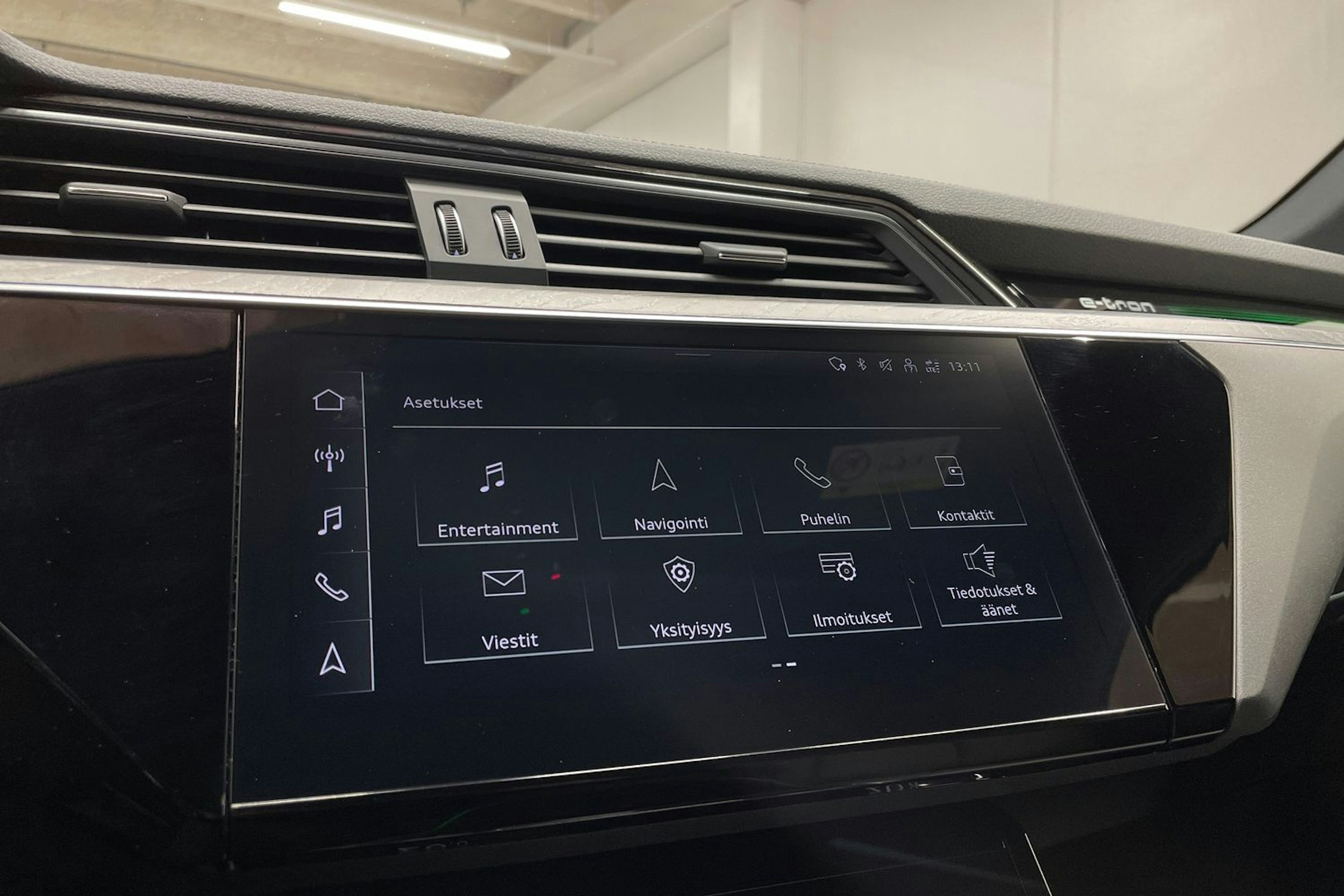 punainen Audi e-tron 2022 kuva 18.