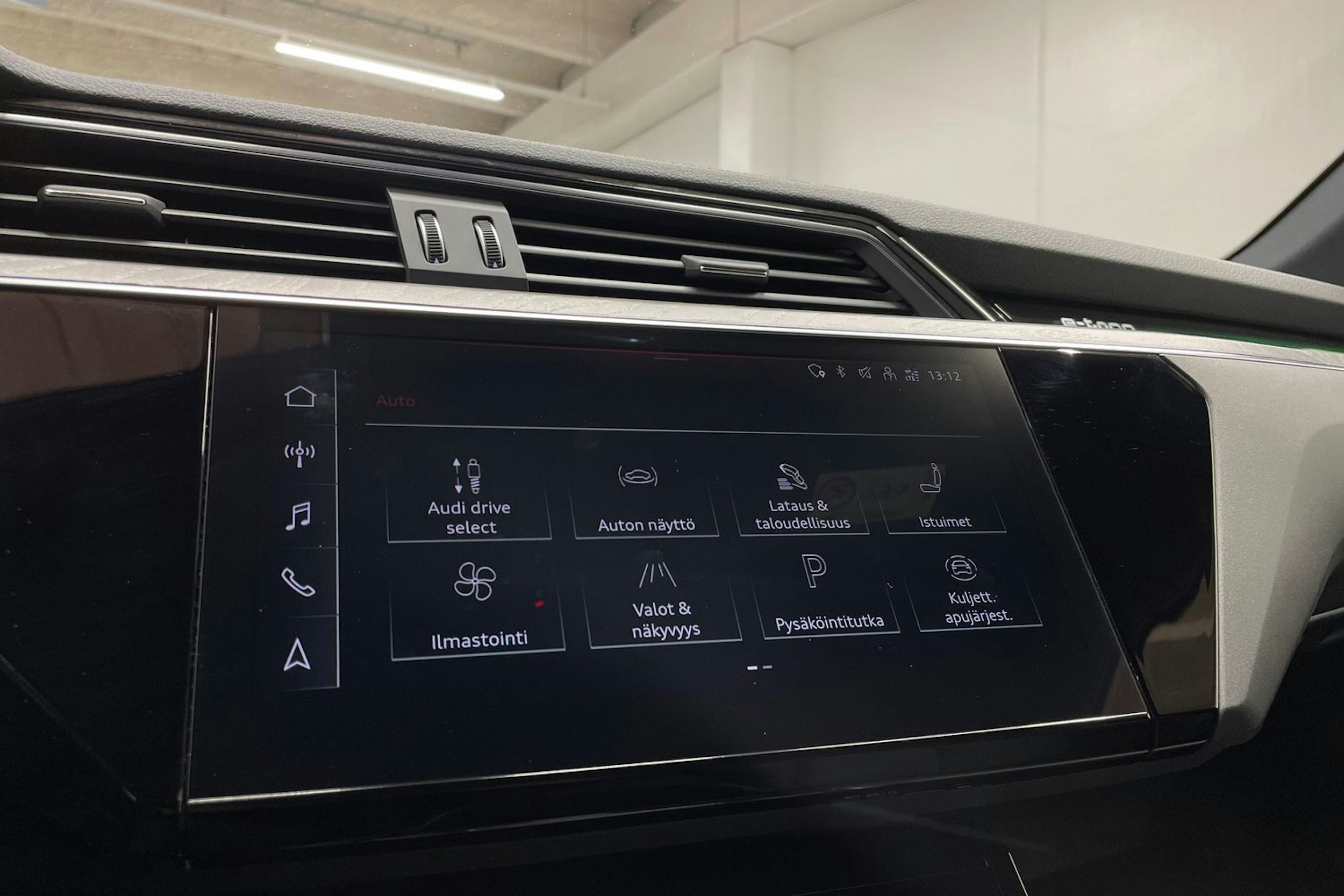 punainen Audi e-tron 2022 kuva 19.