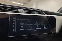 punainen Audi e-tron 2022 kuva 19.