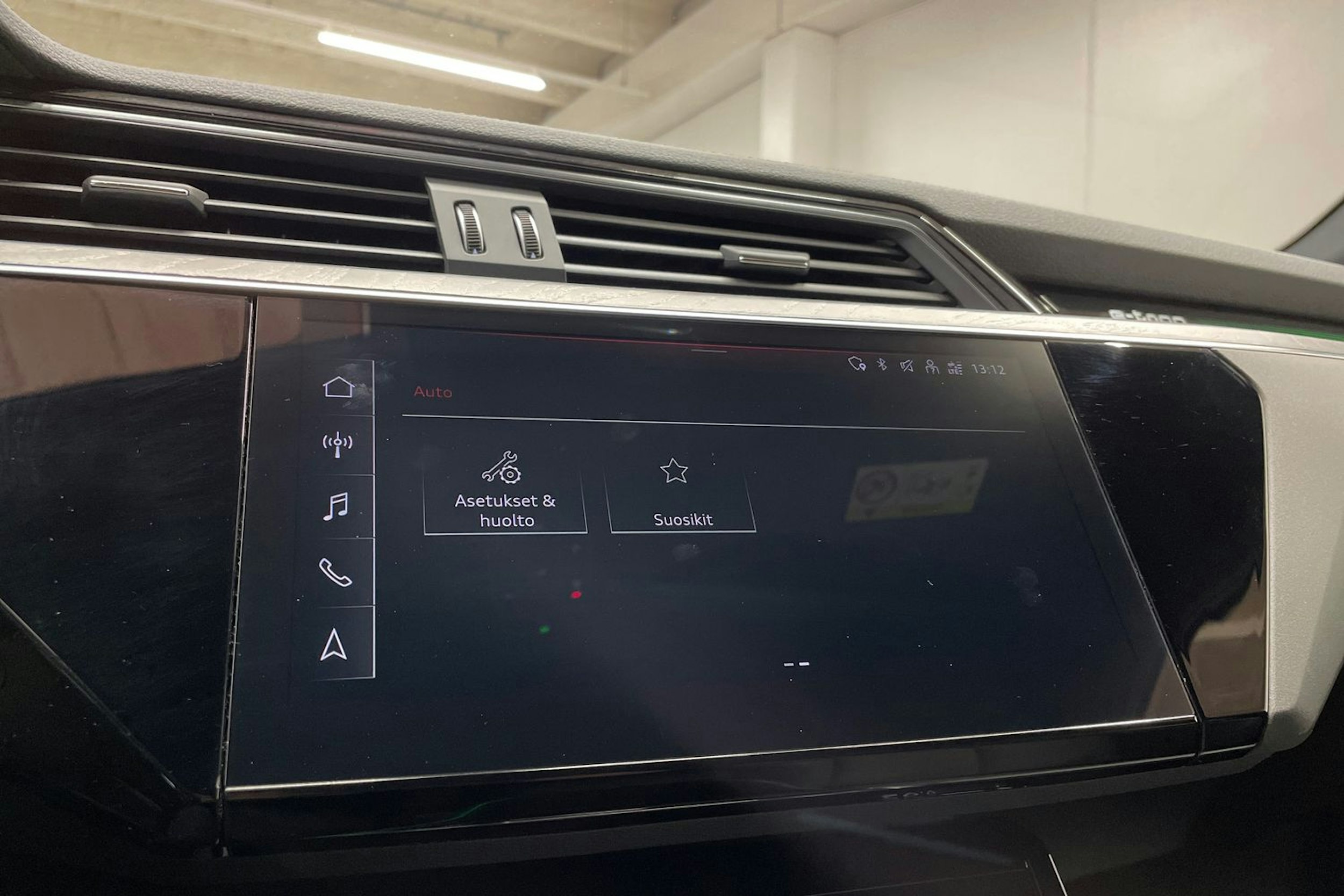 punainen Audi e-tron 2022 kuva 20.