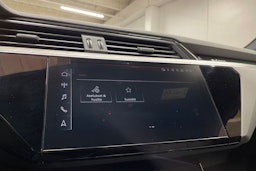 punainen Audi e-tron 2022 kuva 20.