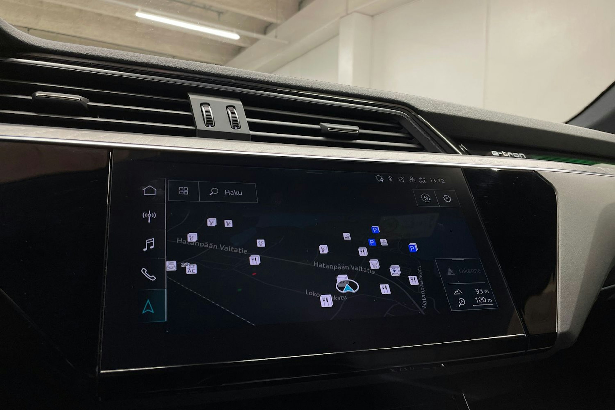 punainen Audi e-tron 2022 kuva 21.