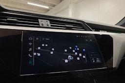 punainen Audi e-tron 2022 kuva 21.