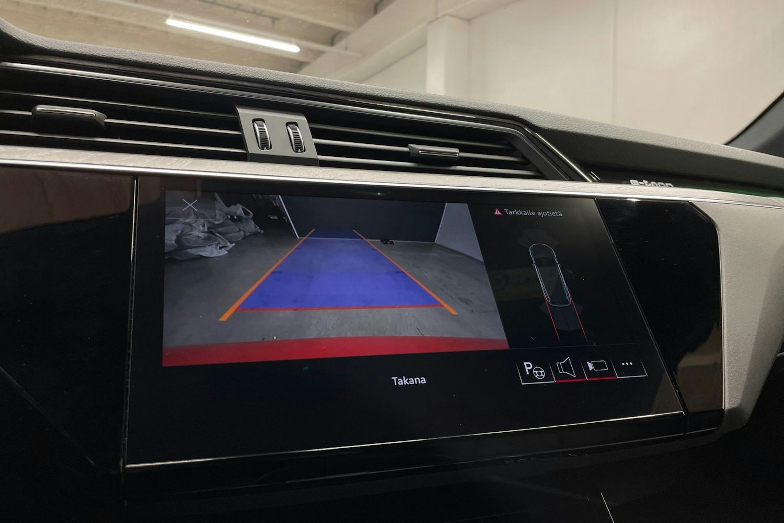 punainen Audi e-tron 2022 kuva 22.