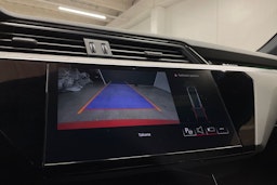 punainen Audi e-tron 2022 kuva 22.