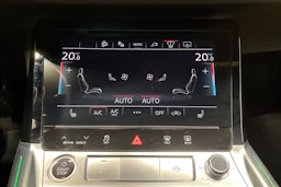 punainen Audi e-tron 2022 kuva 23.