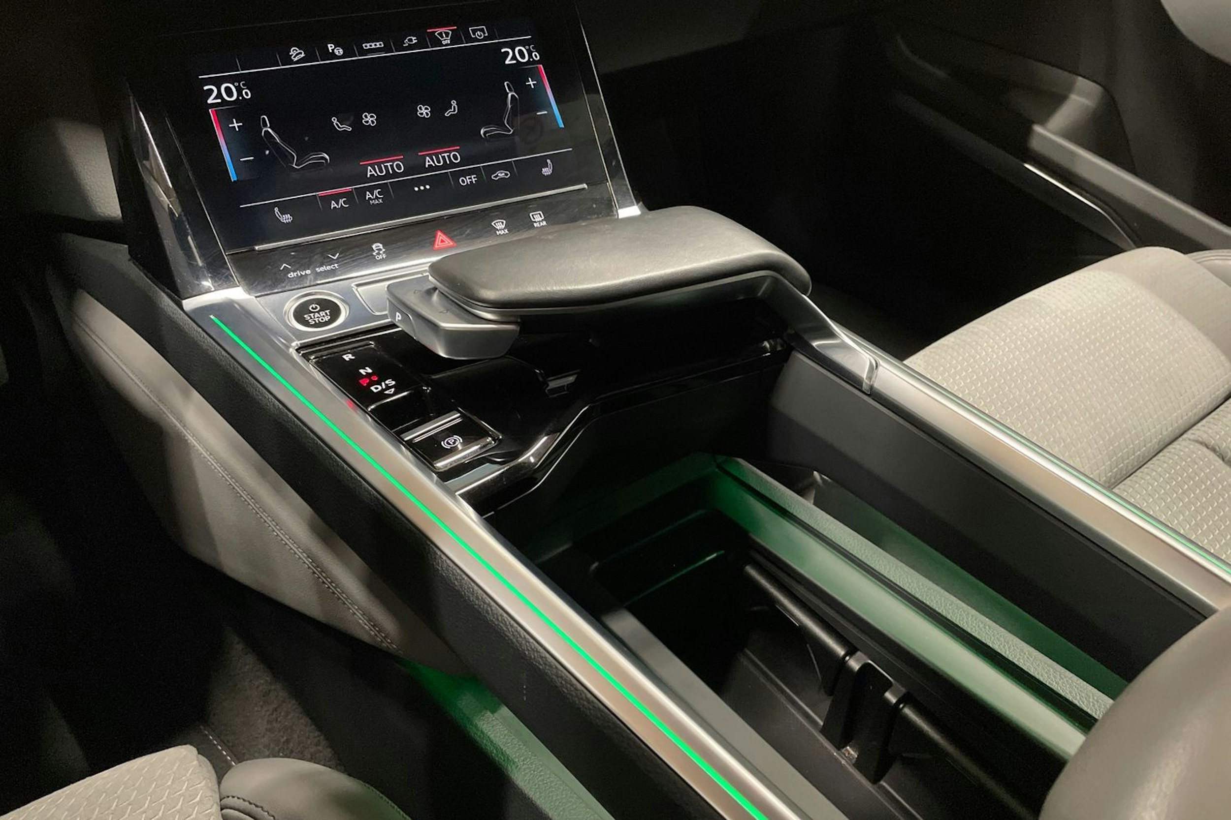 punainen Audi e-tron 2022 kuva 24.