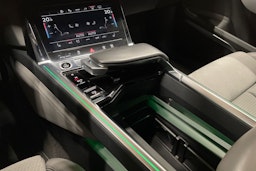 punainen Audi e-tron 2022 kuva 24.