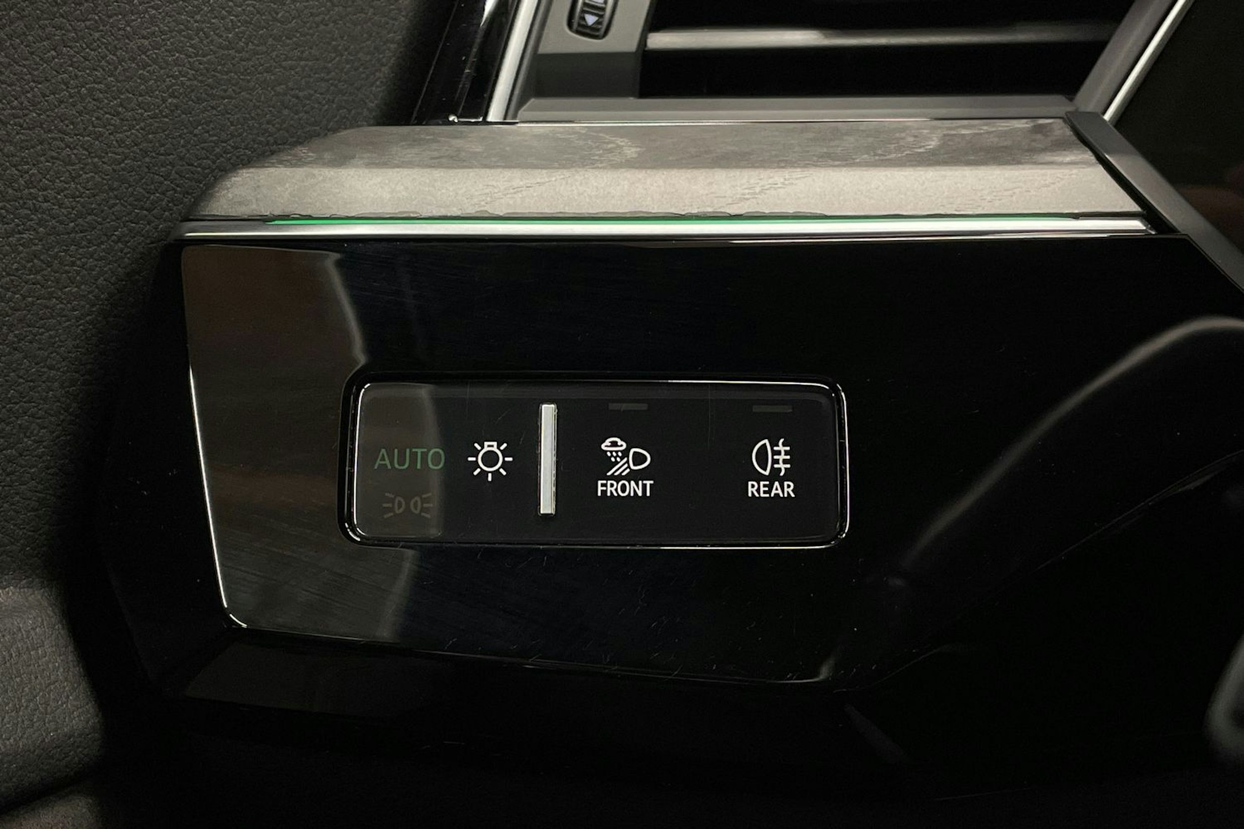 punainen Audi e-tron 2022 kuva 25.