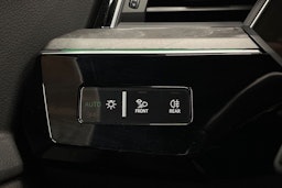 punainen Audi e-tron 2022 kuva 25.