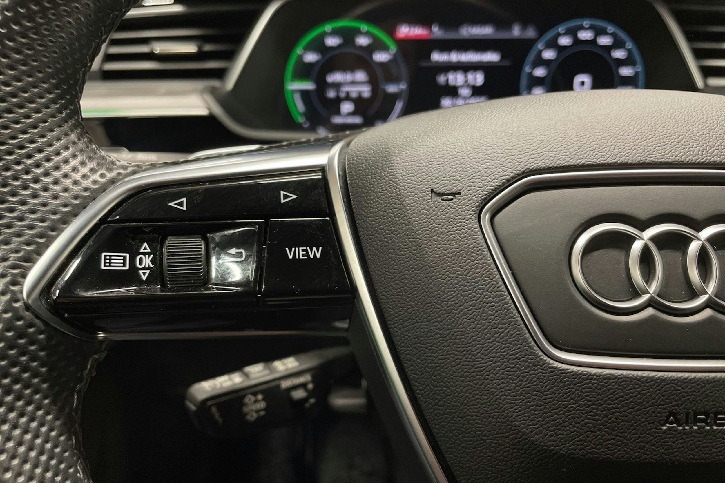 punainen Audi e-tron 2022 kuva 26.