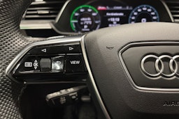 punainen Audi e-tron 2022 kuva 26.