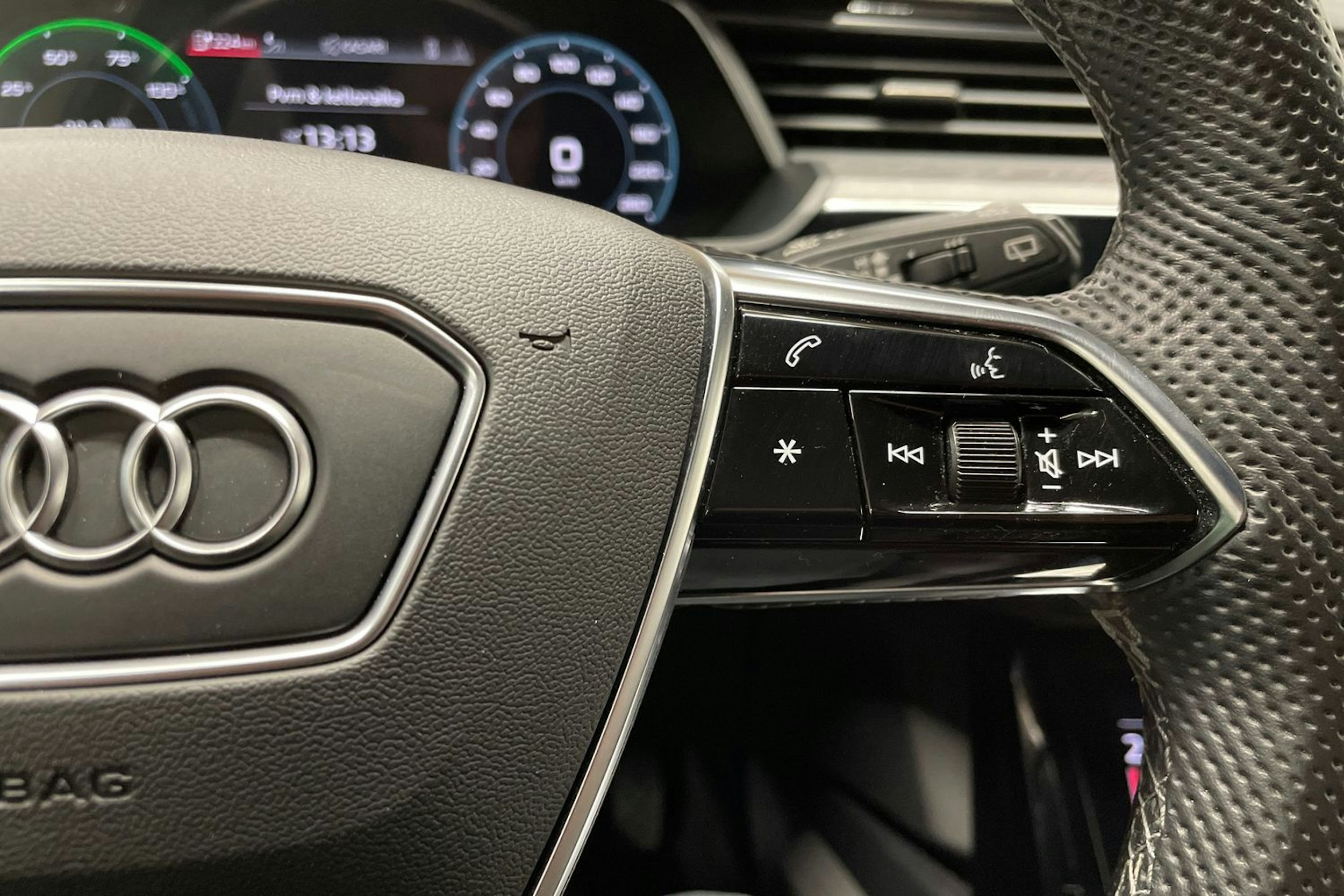 punainen Audi e-tron 2022 kuva 27.