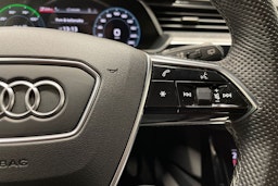 punainen Audi e-tron 2022 kuva 27.