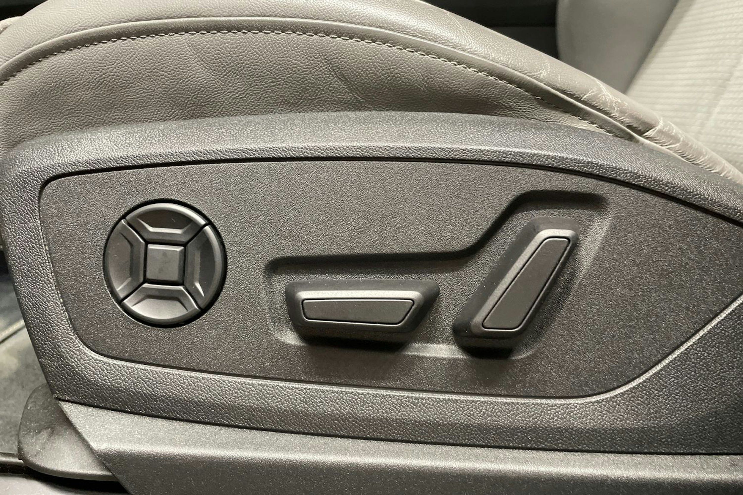 punainen Audi e-tron 2022 kuva 28.