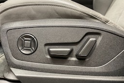 punainen Audi e-tron 2022 kuva 28.