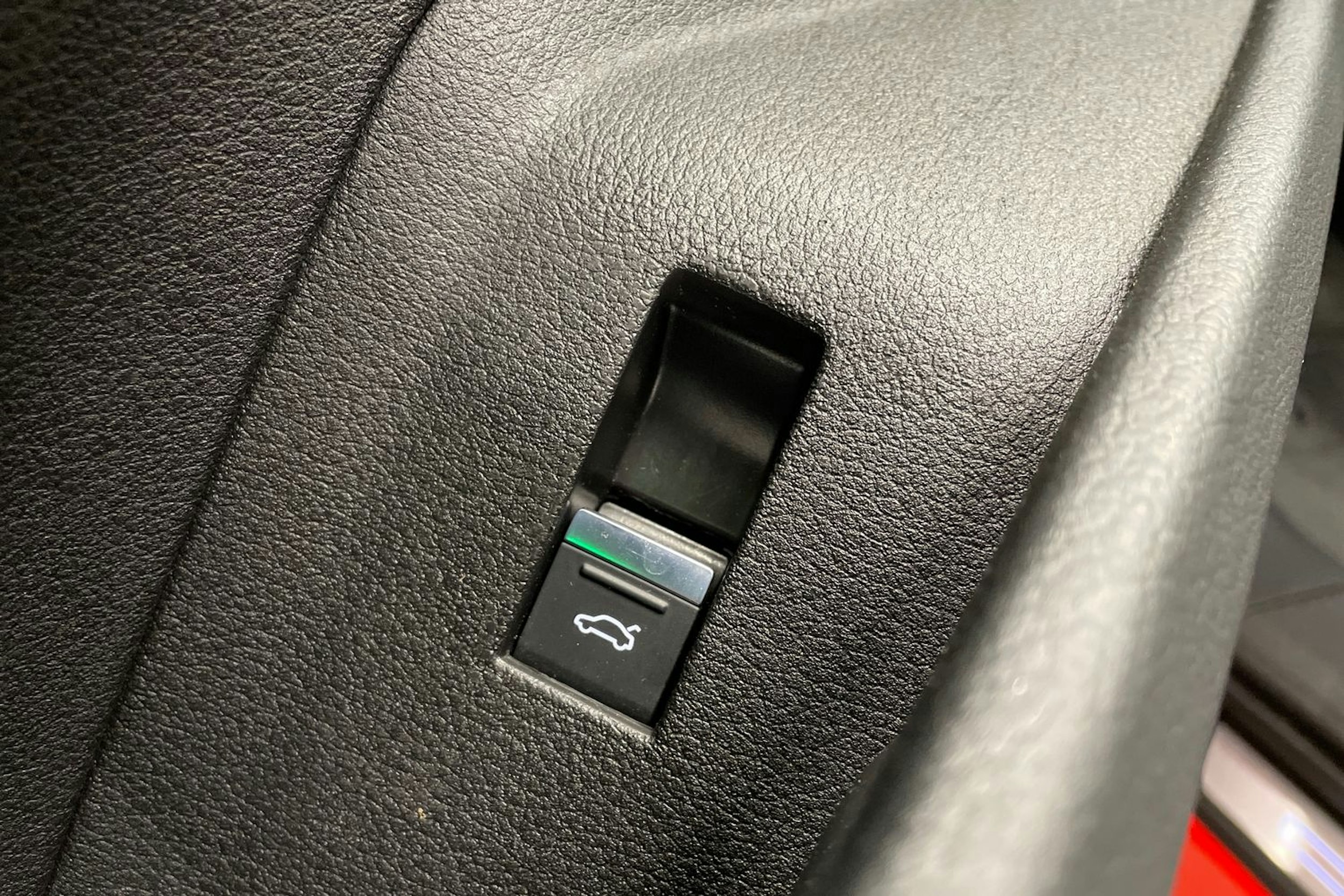 punainen Audi e-tron 2022 kuva 29.