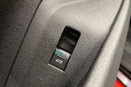 punainen Audi e-tron 2022 kuva 29.