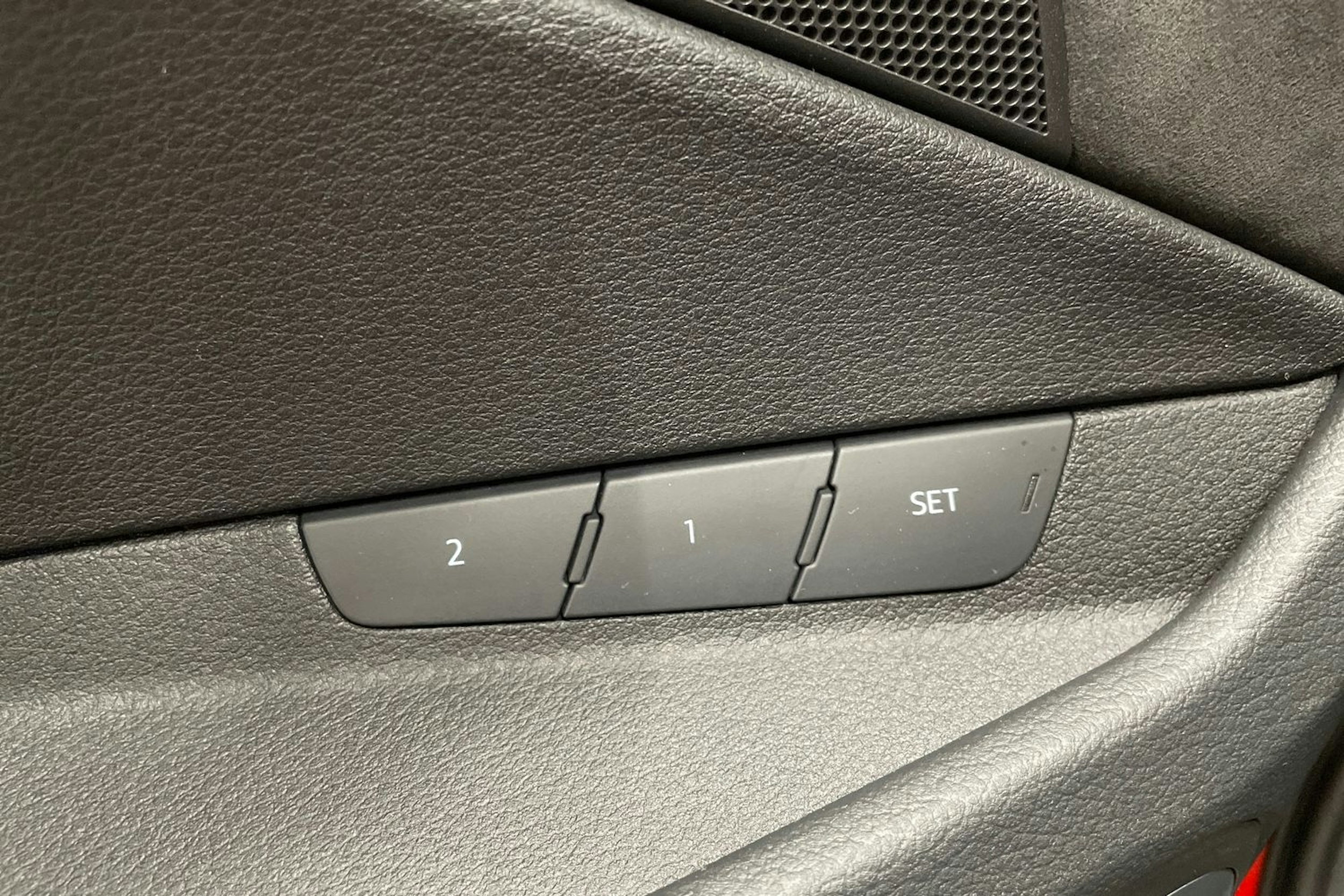 punainen Audi e-tron 2022 kuva 30.