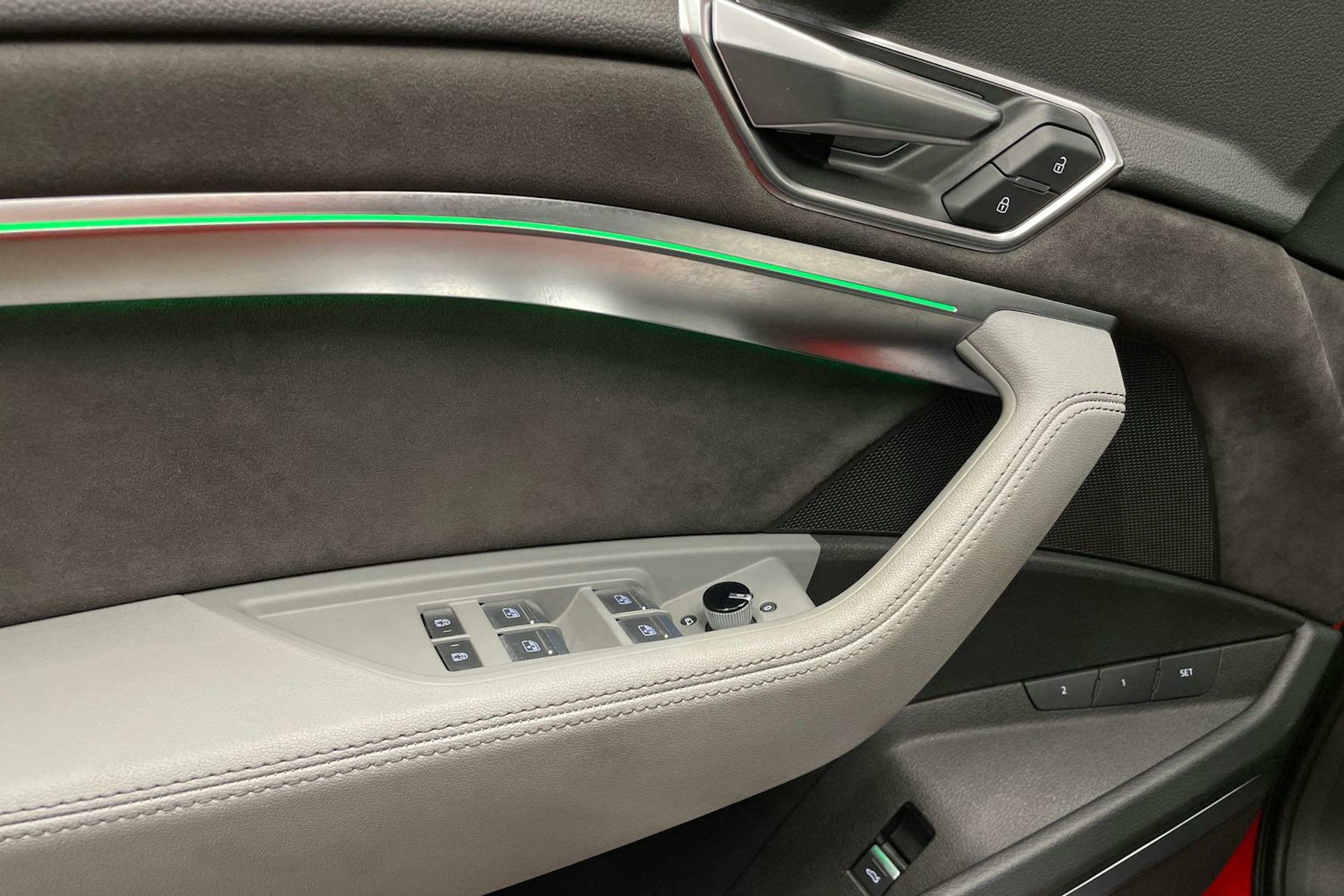 punainen Audi e-tron 2022 kuva 31.