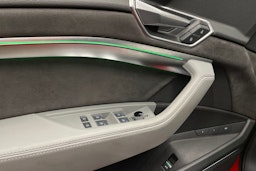 punainen Audi e-tron 2022 kuva 31.