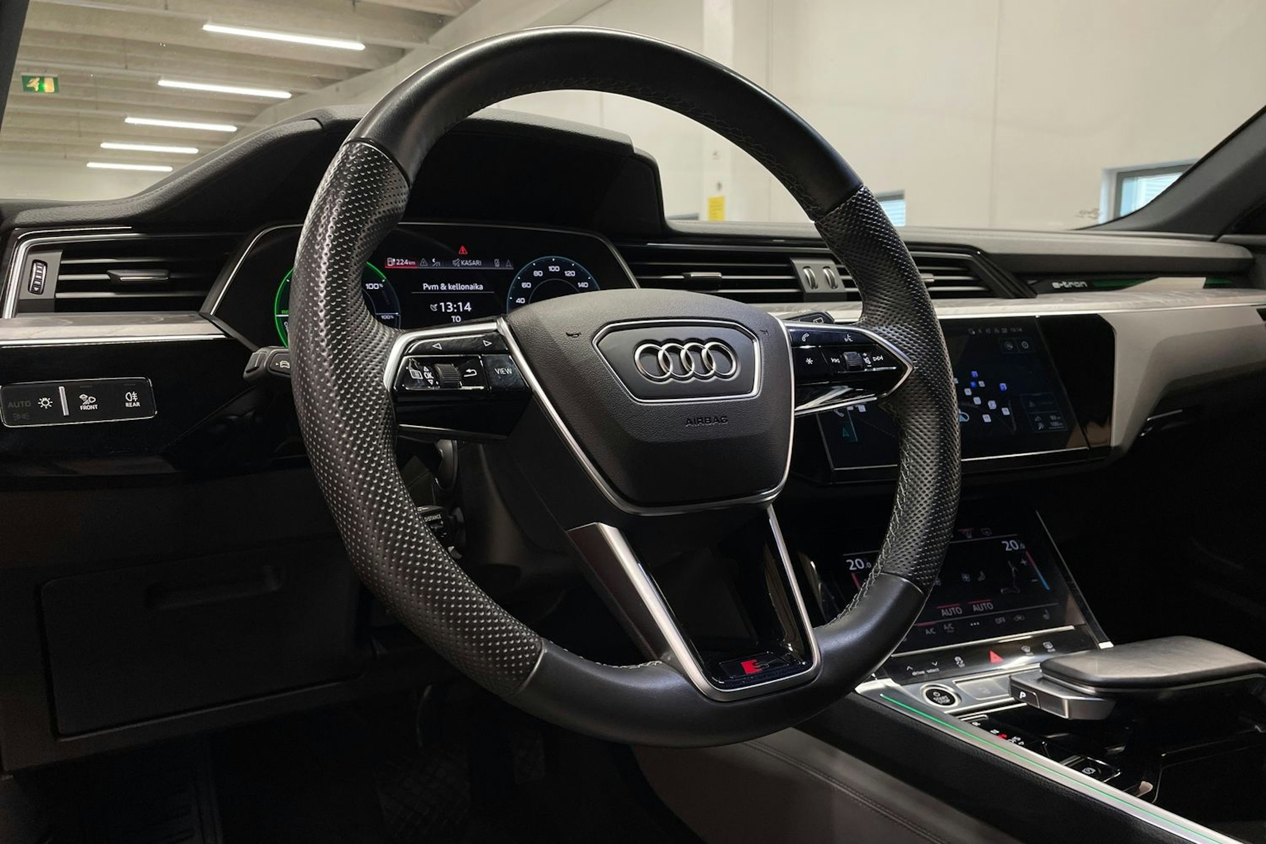 punainen Audi e-tron 2022 kuva 32.