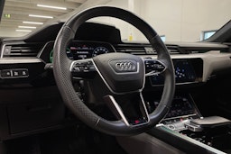 punainen Audi e-tron 2022 kuva 32.