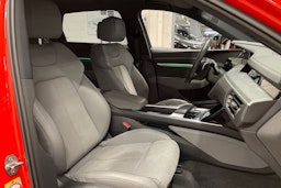 punainen Audi e-tron 2022 kuva 33.