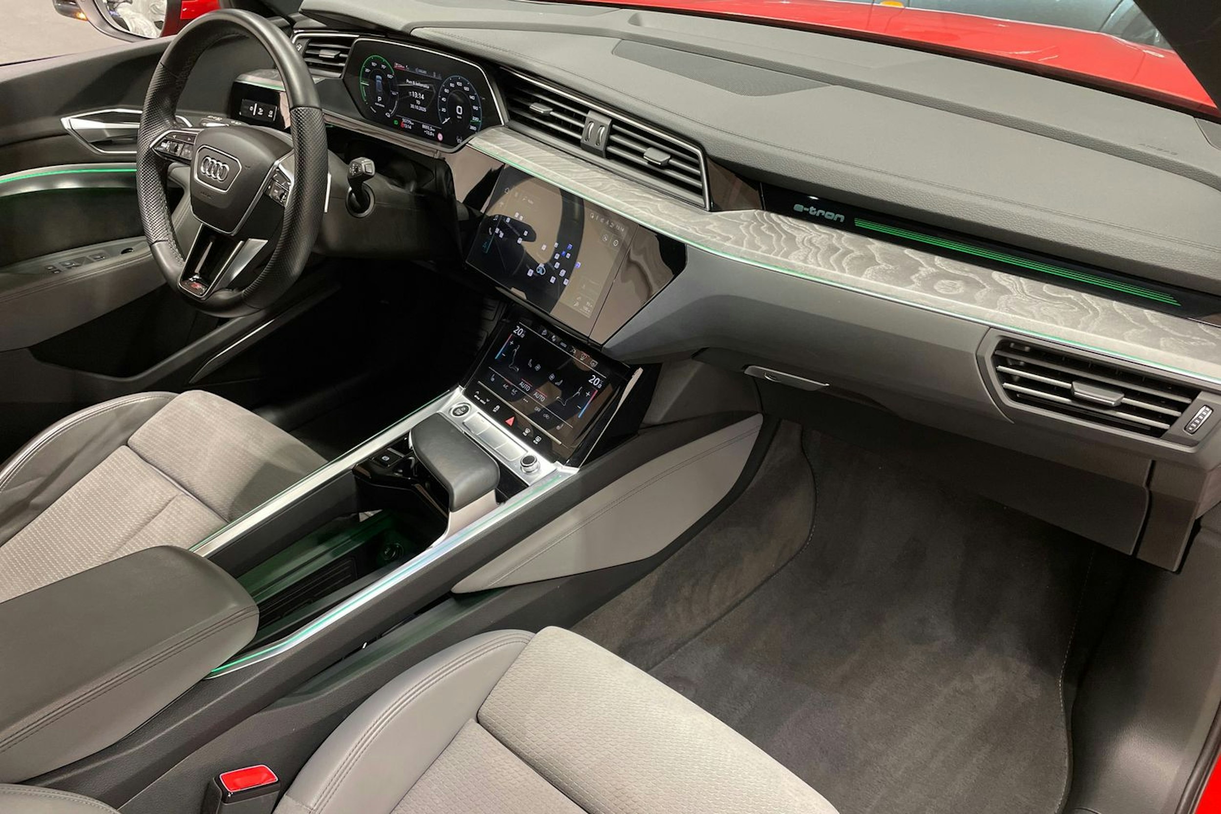 punainen Audi e-tron 2022 kuva 34.