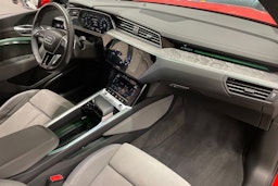 punainen Audi e-tron 2022 kuva 34.