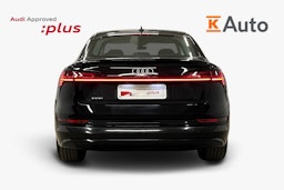 musta Audi e-tron 2022 kuva 3.