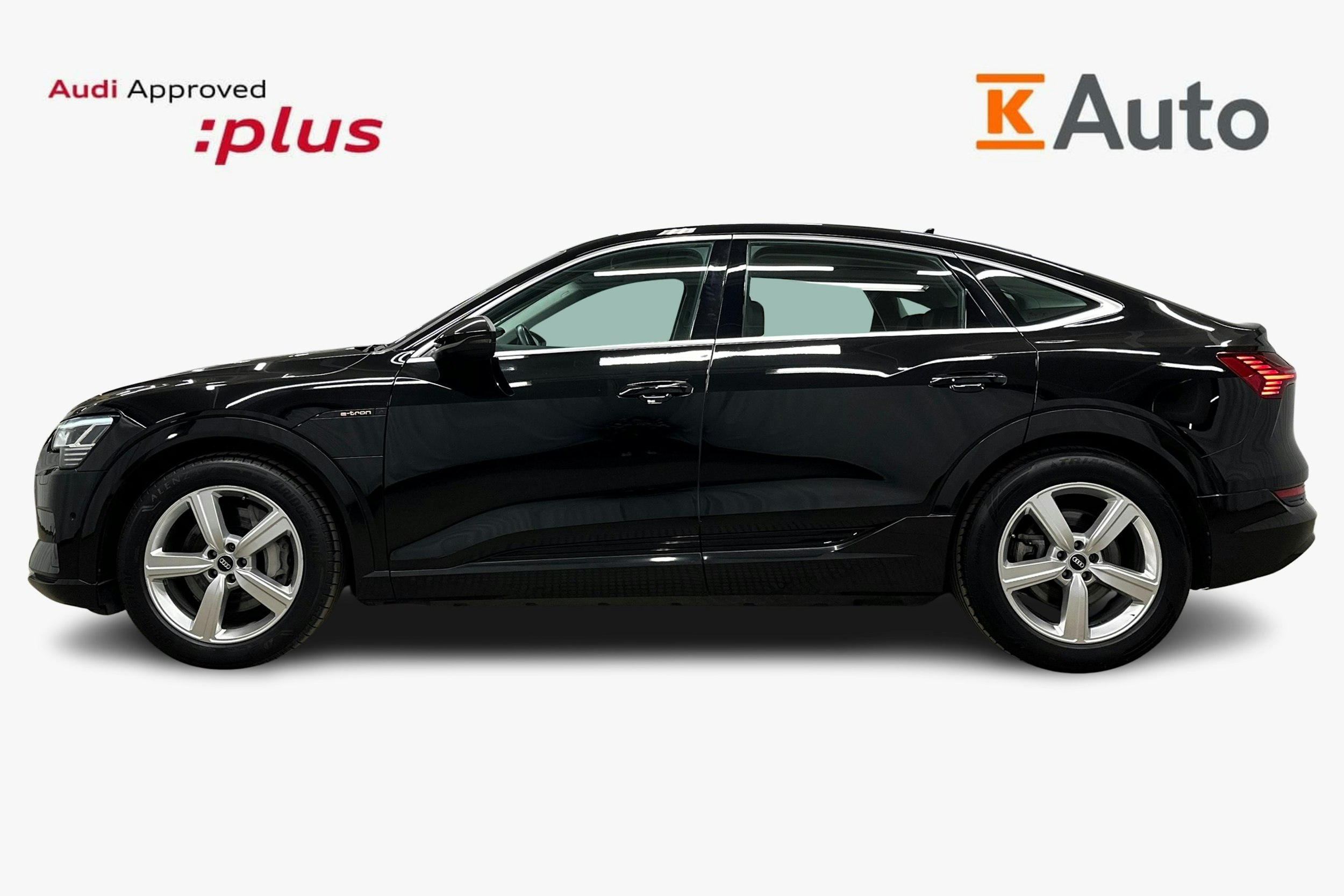 musta Audi e-tron 2022 kuva 6.