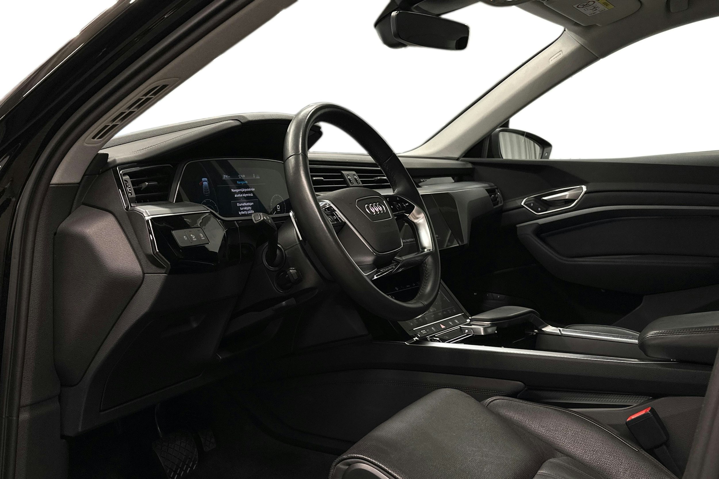 musta Audi e-tron 2022 kuva 7.