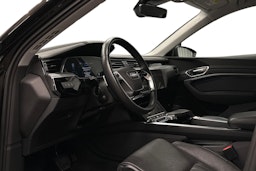 musta Audi e-tron 2022 kuva 7.