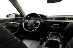 musta Audi e-tron 2022 kuva 9.
