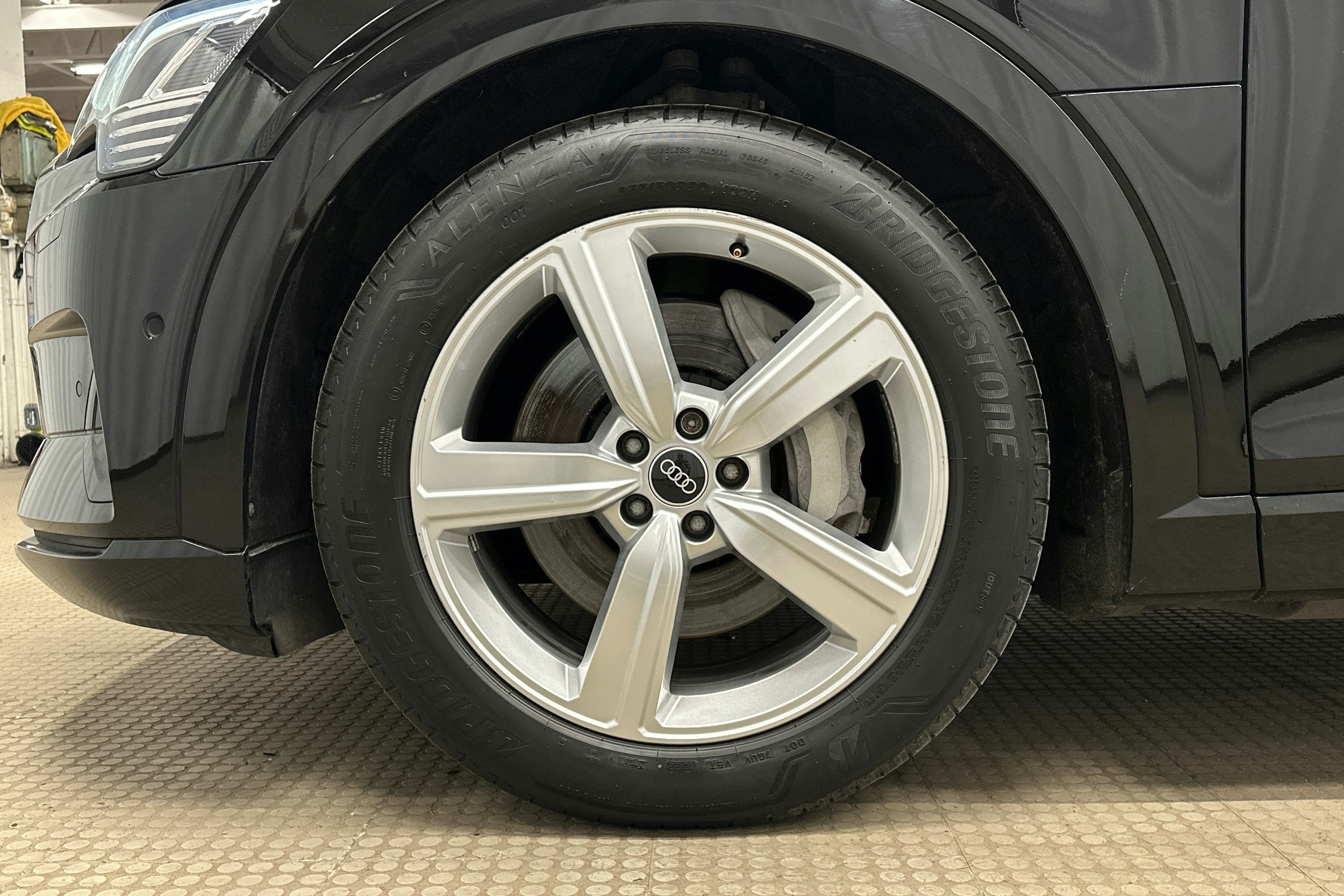 musta Audi e-tron 2022 kuva 11.