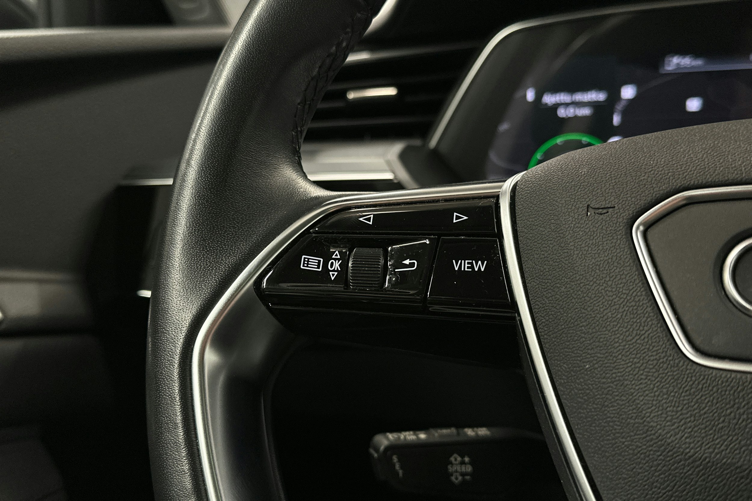 musta Audi e-tron 2022 kuva 13.