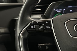 musta Audi e-tron 2022 kuva 13.