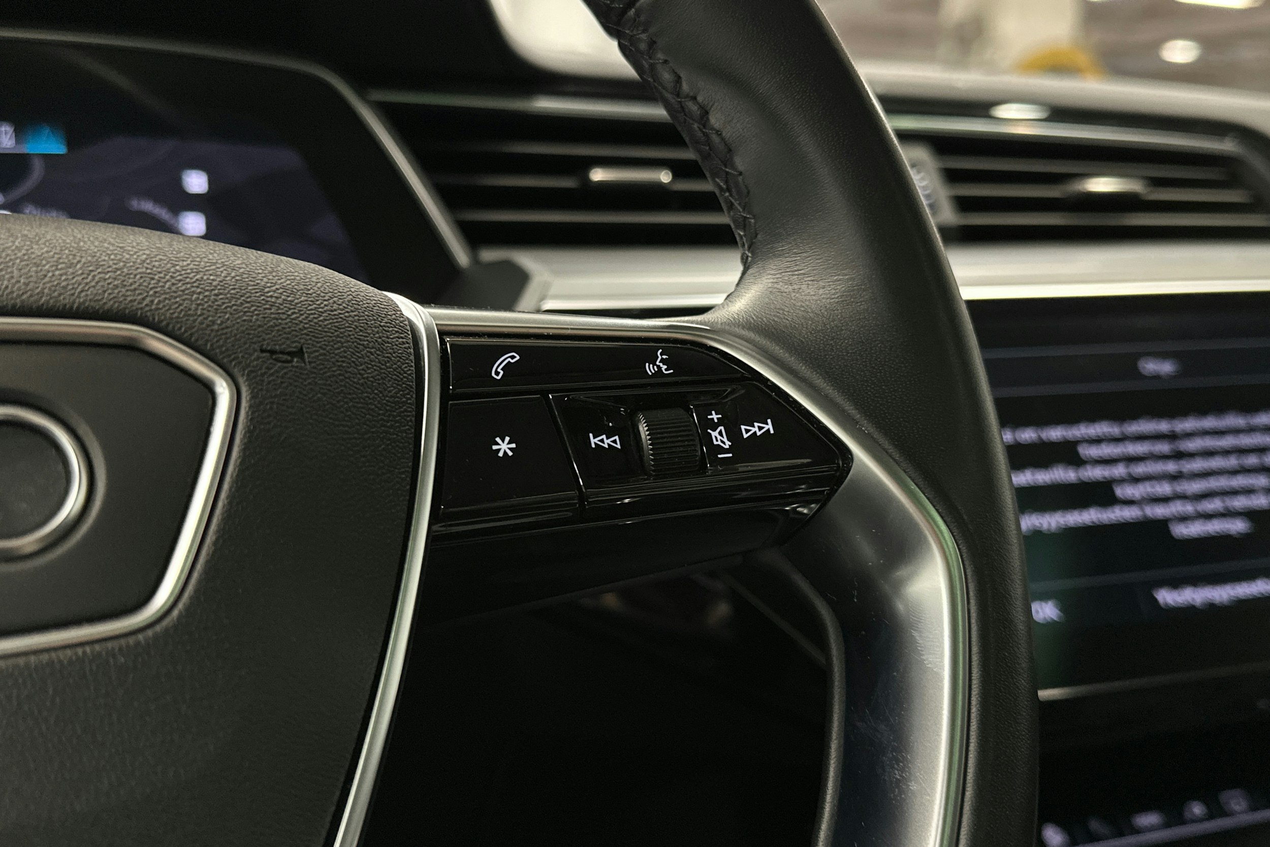 musta Audi e-tron 2022 kuva 14.