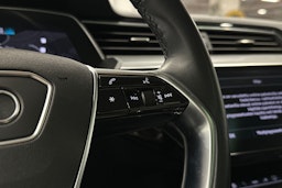musta Audi e-tron 2022 kuva 14.