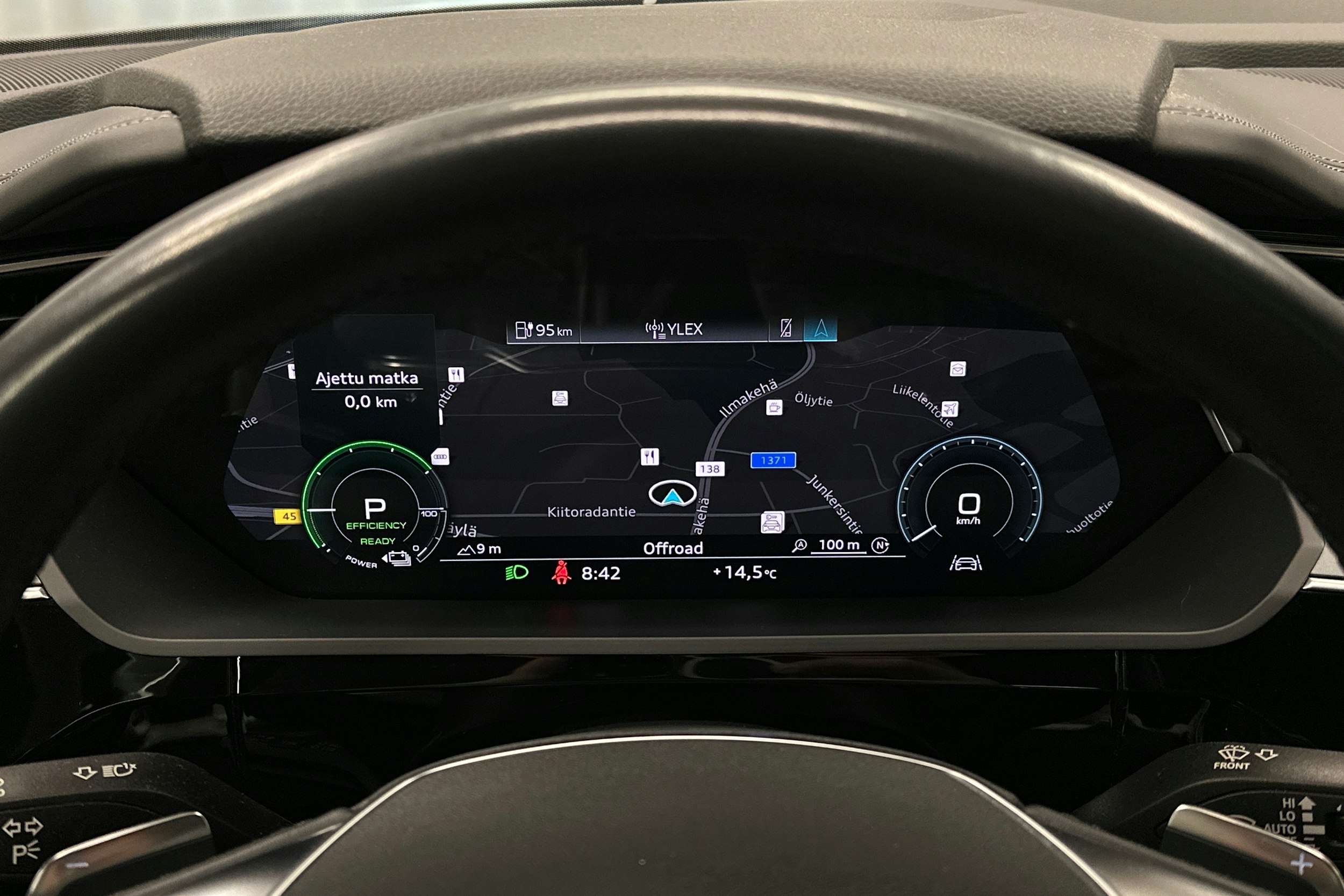 musta Audi e-tron 2022 kuva 15.