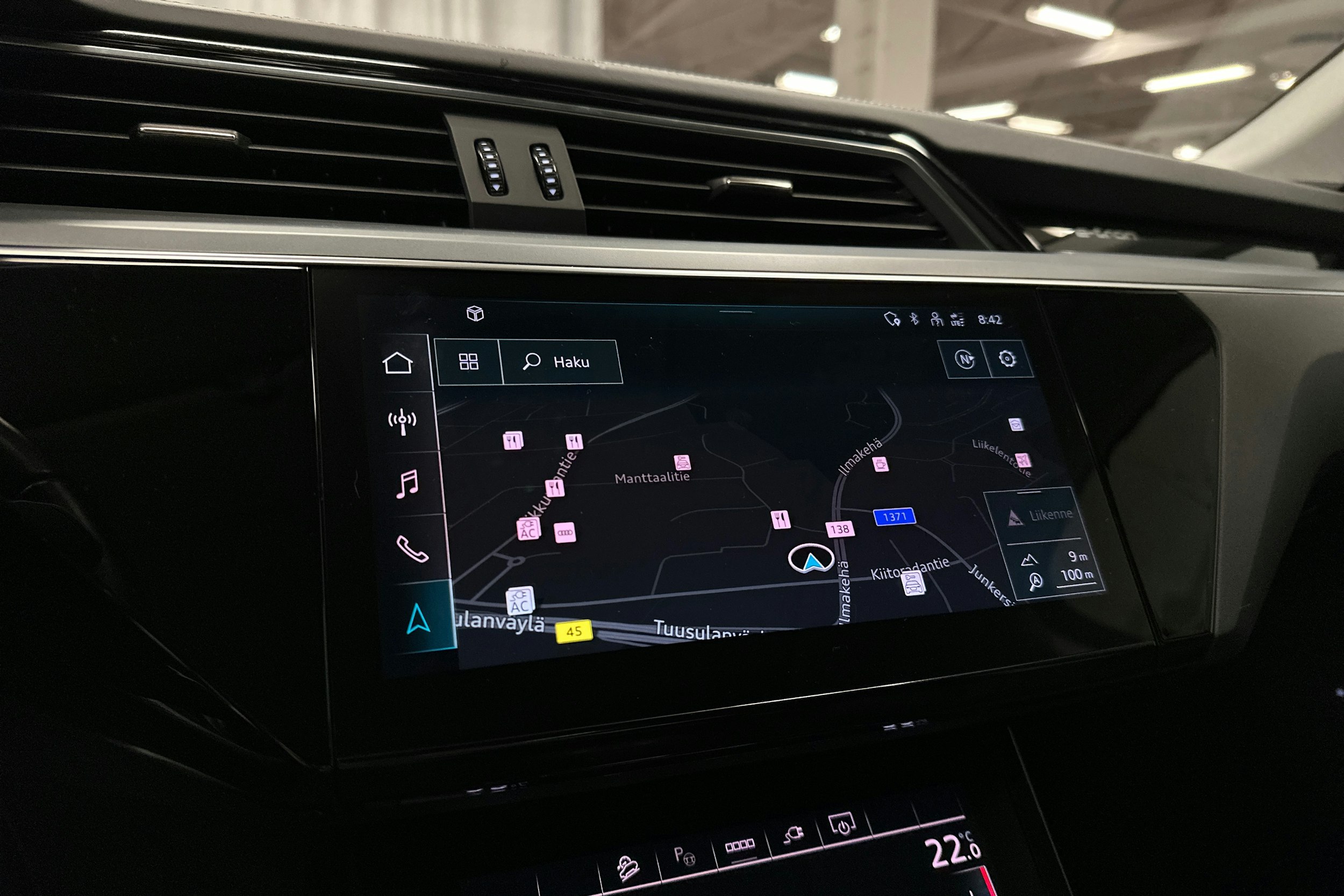 musta Audi e-tron 2022 kuva 16.