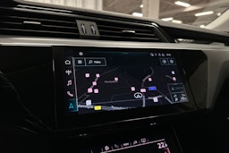 musta Audi e-tron 2022 kuva 16.
