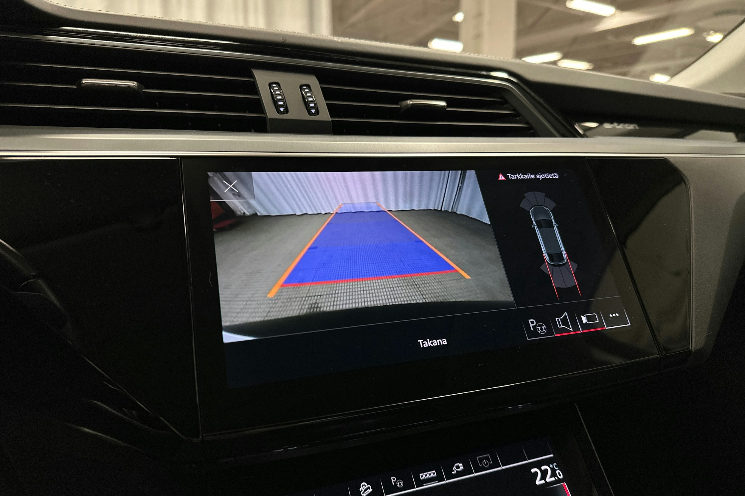 musta Audi e-tron 2022 kuva 17.